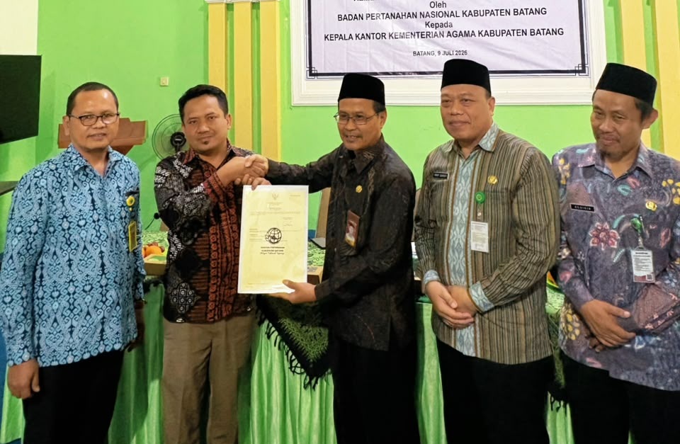 Kantor Pertanahan Kab. Batang Menyerahkan Sertipikat BMN Hak Pakai Kepada Kementerian Agama Kab. Batang