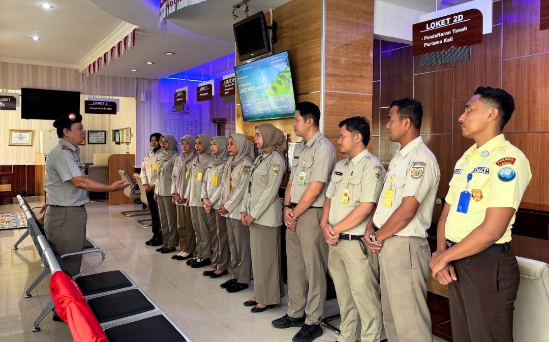 Tingkatkan Kualitas Pelayanan, Kantor Pertanahan Kabupaten Tegal Gelar Briefing Petugas Loket dan Satpam