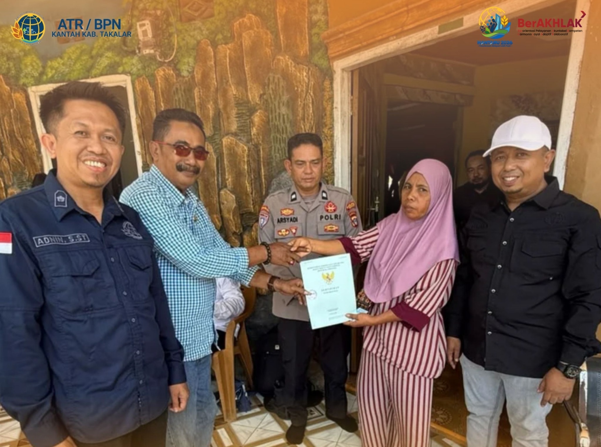 Kantor Pertanahan Kabupaten Takalar melaksanakan kegiatan penyerahan sertipikat kepada masyarakat di wilayah Kepulauan Tanakeke sebagai bagian dari upaya memberikan kepastian dan perlindungan hukum atas hak tanah masyarakat.