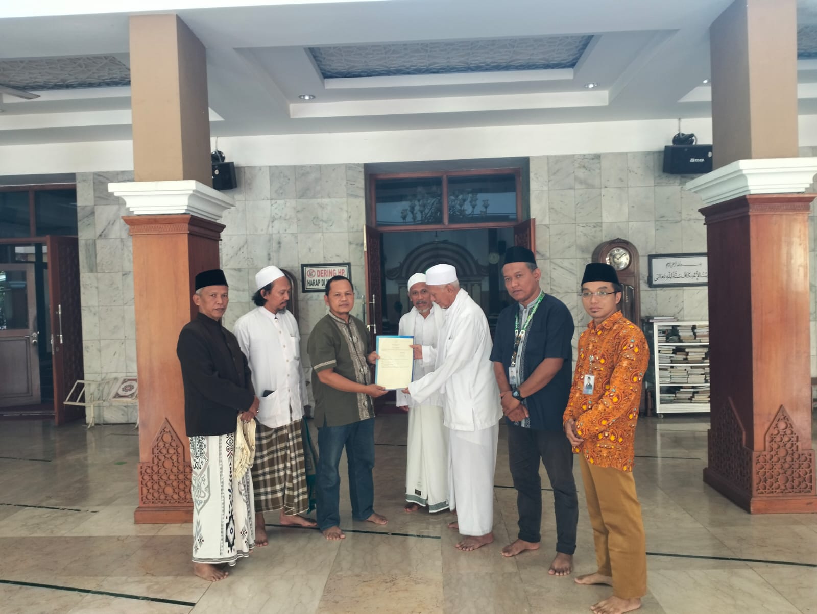 Kantor Pertanahan Kab. Batang Menyerahkan Sertipikat Wakaf  kepada Pengurus Masjid Agung Batang