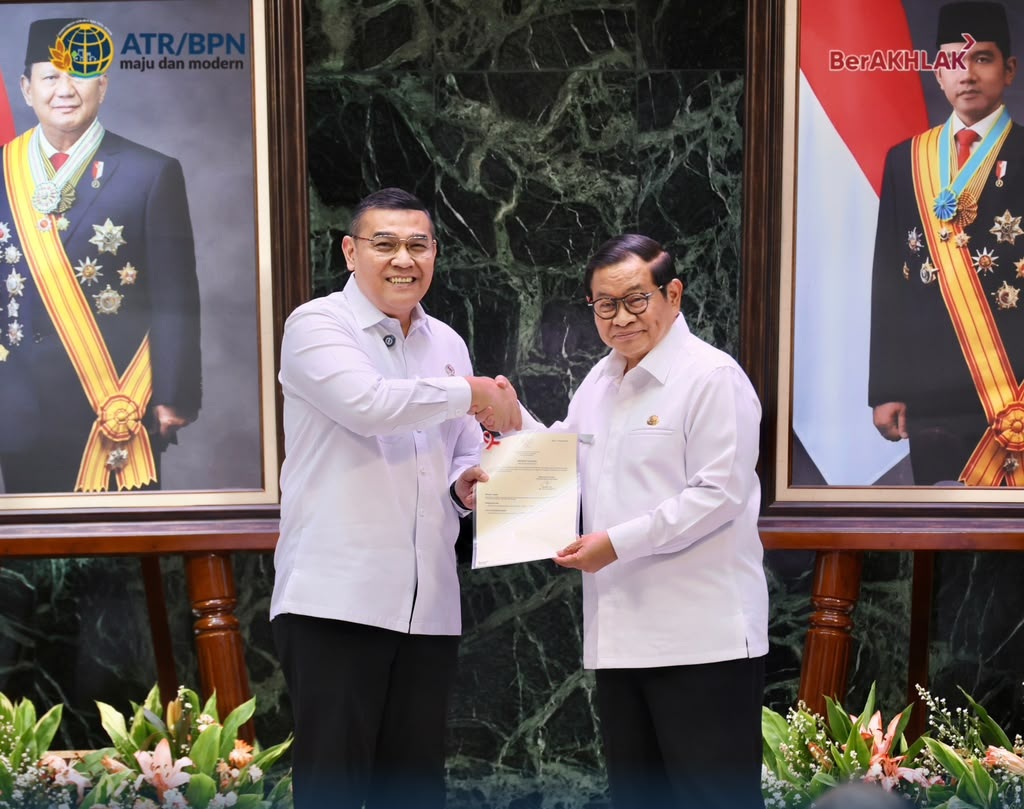 DKI Jakarta HUT ke-499, Wamen Ossy Serahkan 499 Sertipikat ke Gubernur Pramono Anung