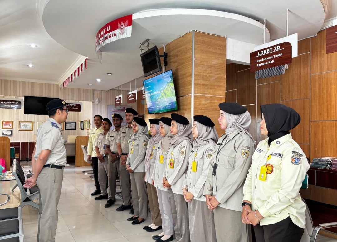 Tingkatkan Kualitas Pelayanan, Kantor Pertanahan Kabupaten Tegal Gelar Briefing Pagi Petugas Loket dan Satpam
