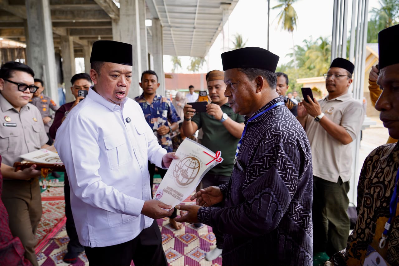 Menteri Nusron Serahkan Sertipikat Wakaf dan Bantuan dari MUI untuk Masjid Salman Alfarisi Aceh Tamiang