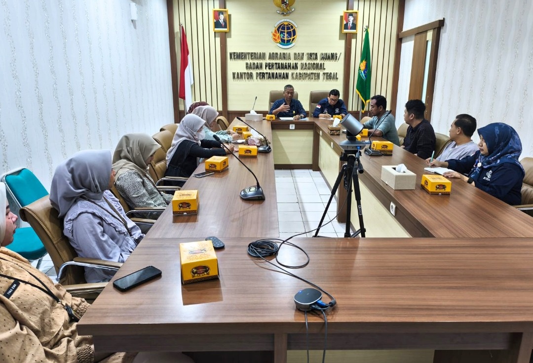 Pastikan Layanan Berjalan Sesuai SOP, Kepala Kantor Pertanahan Kabupaten Tegal Lakukan Monitoring dan Evaluasi Petugas Loket